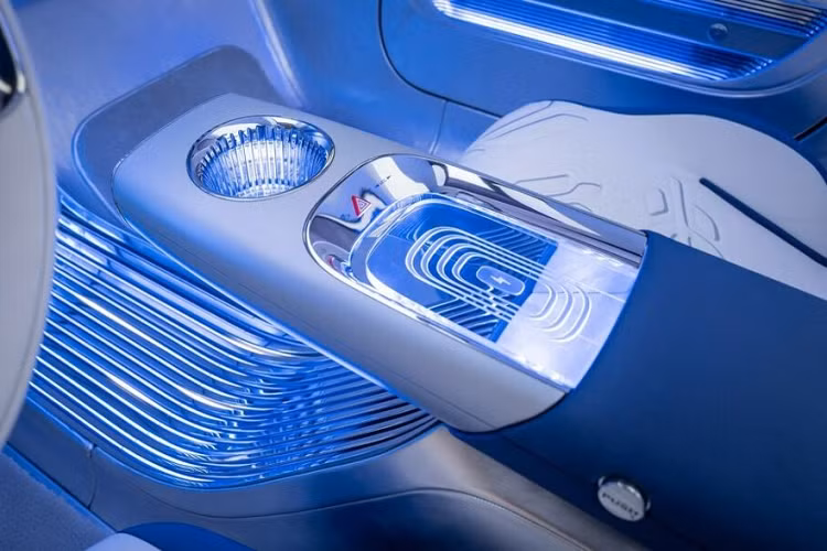 Khi miêu tả về Concept CLA Class, hãng Mercedes-Benz đã dùng cụm từ "xe 1 lít cho thời đại ô tô điện". Hãng xe Đức dự tính mẫu ô tô điện này sẽ có quãng đường di chuyển lên đến 750 km sau một lần sạc đầy, theo chu trình thử nghiệm WLTP của châu Âu, nhờ cụm pin lithium sắt photphat (LFP). Việc dùng pin LFP sẽ giúp Mercedes-Benz giảm giá bán của xe, từ đó cạnh tranh trong phân khúc hiện đang bị thống trị bởi Tesla.