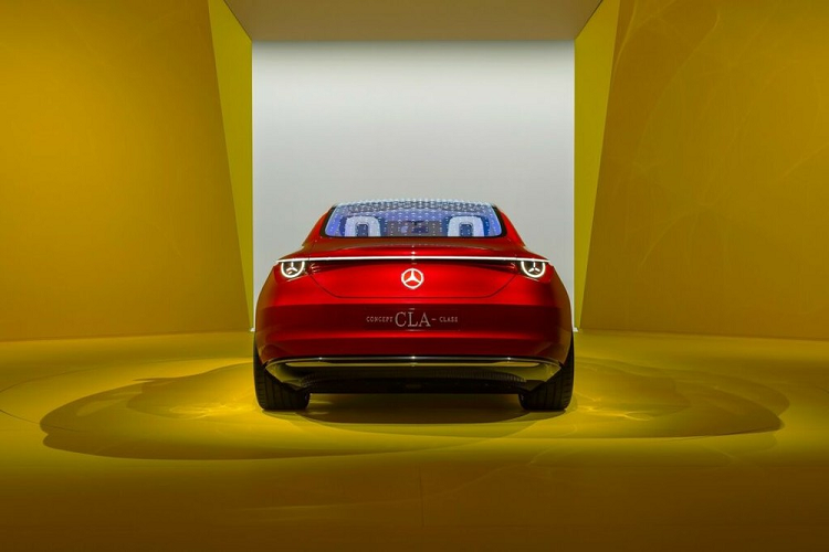 Mô-tơ điện của mẫu xe concept này tạo ra công suất tối đa 175 kW (khoảng 238 mã lực), kết hợp với hộp số 2 cấp và hệ dẫn động cầu sau. Toàn bộ hệ truyền động của xe có trọng lượng chưa đến 110 kg. Cuối cùng là công nghệ sạc 2 chiều, cho phép biến Mercedes-Benz Concept CLA Class thành thiết bị dự trữ điện năng và cung cấp điện cho nhà hoặc lưới điện.