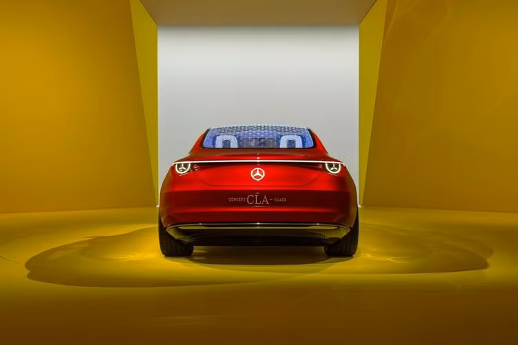 Mô-tơ điện của mẫu xe concept này tạo ra công suất tối đa 175 kW (khoảng 238 mã lực), kết hợp với hộp số 2 cấp và hệ dẫn động cầu sau. Toàn bộ hệ truyền động của xe có trọng lượng chưa đến 110 kg. Cuối cùng là công nghệ sạc 2 chiều, cho phép biến Mercedes-Benz Concept CLA Class thành thiết bị dự trữ điện năng và cung cấp điện cho nhà hoặc lưới điện.