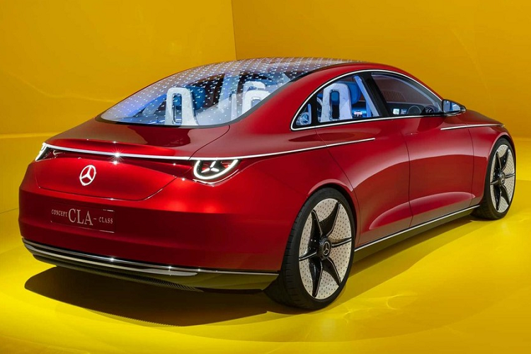 Bên trong Mercedes-Benz Concept CLA Class là không gian nội thất được thiết kế theo phong cách tương lai với màn hình Superscreen trải rộng trên mặt táp-lô, phục vụ hệ thống thông tin giải trí MBUX. Màn hình này dùng công nghệ đèn LED nhỏ nên tiết kiệm điện hơn và đồ họa 3D tương tự mẫu xe concept Mercedes-Benz Vision EQXX.