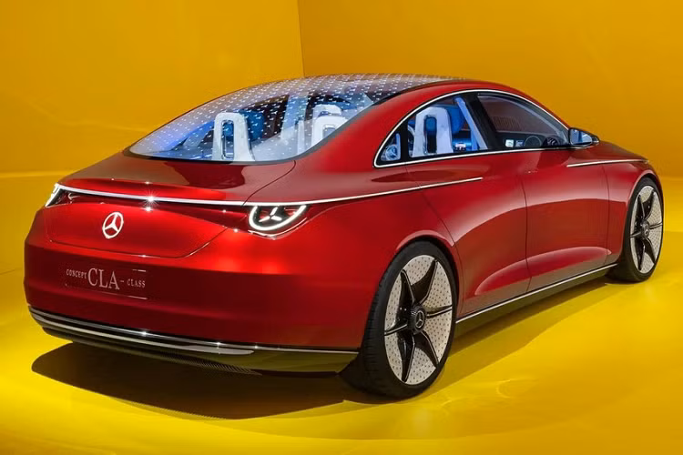 Bên trong Mercedes-Benz Concept CLA Class là không gian nội thất được thiết kế theo phong cách tương lai với màn hình Superscreen trải rộng trên mặt táp-lô, phục vụ hệ thống thông tin giải trí MBUX. Màn hình này dùng công nghệ đèn LED nhỏ nên tiết kiệm điện hơn và đồ họa 3D tương tự mẫu xe concept Mercedes-Benz Vision EQXX.