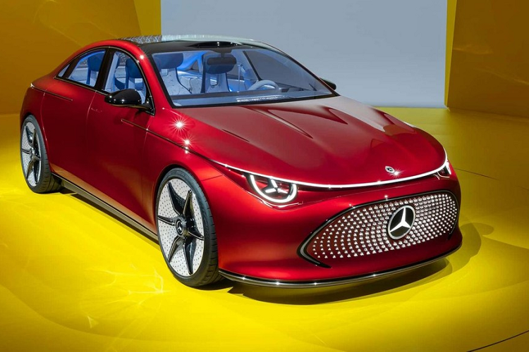 Chưa hết, Mercedes-Benz Concept CLA Class còn sở hữu hệ truyền động điện có tên Mercedes-Benz Electric Drive Unit (MB.EDU), bao gồm mô-tơ, hộp số và các thiết bị điện tử do hãng tự phát triển. Đây là hệ truyền động đầu tiên được hãng Mercedes-Benz tạo ra để dùng cho nhiều mẫu xe điện khác nhau.