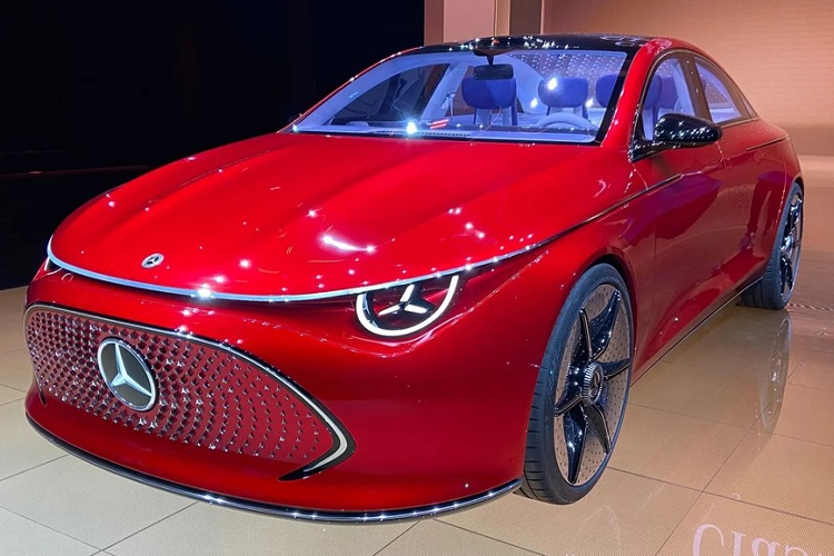 Tham gia triển lãm Ô tô Munich 2023 hiện đang diễn ra tại Đức, thương hiệu Mercedes-Benz đã vén màn mẫu xe mới mang tên Concept CLA Class. Đúng như tên gọi, Mercedes-Benz Concept CLA Class mới là xe concept nhưng "rất sát với phiên bản thương mại", theo khẳng định của thương hiệu ngôi sao 3 cánh. 