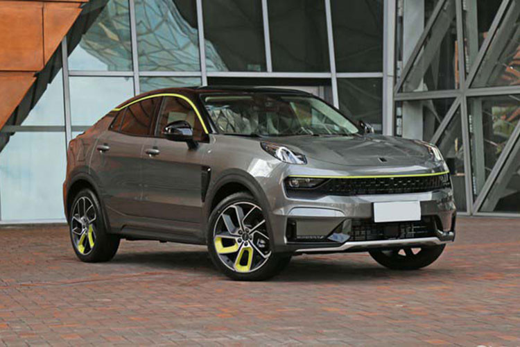 Cuối cùng là Lynk &amp; Co 05 EM-P sẽ được trang bị hệ thống plug-in hybrid bao gồm động cơ 1.5T và mô-tơ điện mang đến công suất tối đa lên đến 148 mã lực, đi cùng thiết bị lưu trữ năng lượng với pin lithium-ion bậc 3 niken-coban-mangan.