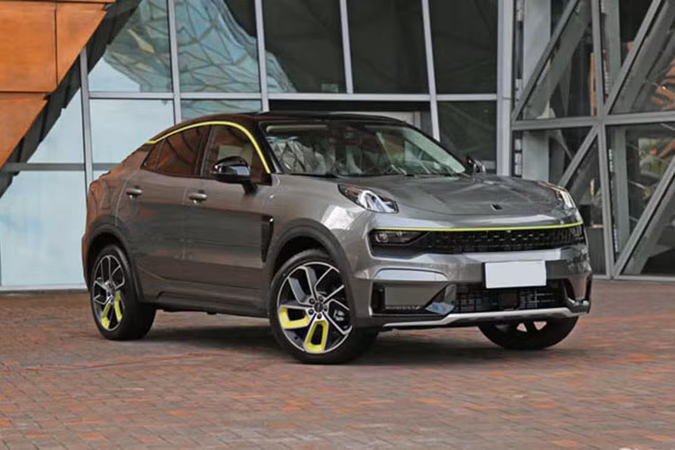 Cuối cùng là Lynk &amp; Co 05 EM-P sẽ được trang bị hệ thống plug-in hybrid bao gồm động cơ 1.5T và mô-tơ điện mang đến công suất tối đa lên đến 148 mã lực, đi cùng thiết bị lưu trữ năng lượng với pin lithium-ion bậc 3 niken-coban-mangan.