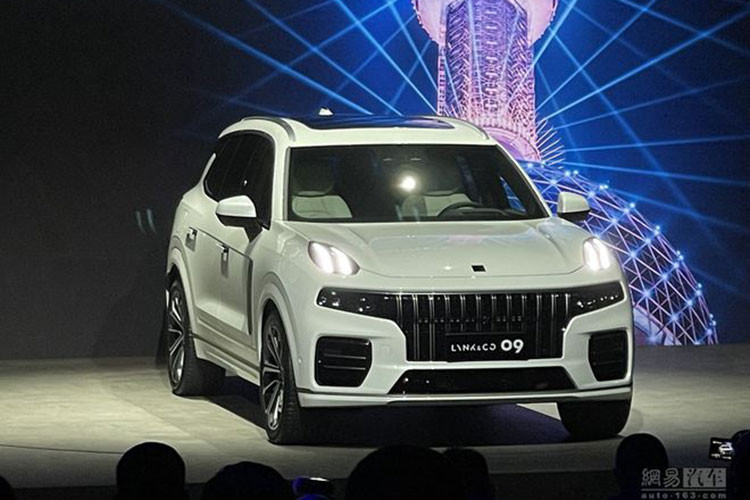 Cung cấp sức mạnh cho Lynk &amp; Co 09 là 3 tùy chọn động cơ. Cụm pin 18,83 kWh giúp xe chạy được 60 km mà không tốn 1 giọt xăng. Đối thủ của Lynk &amp; Co 03 tại Việt Nam sẽ là Hyundai Palisade và Volkswagen Teramont.