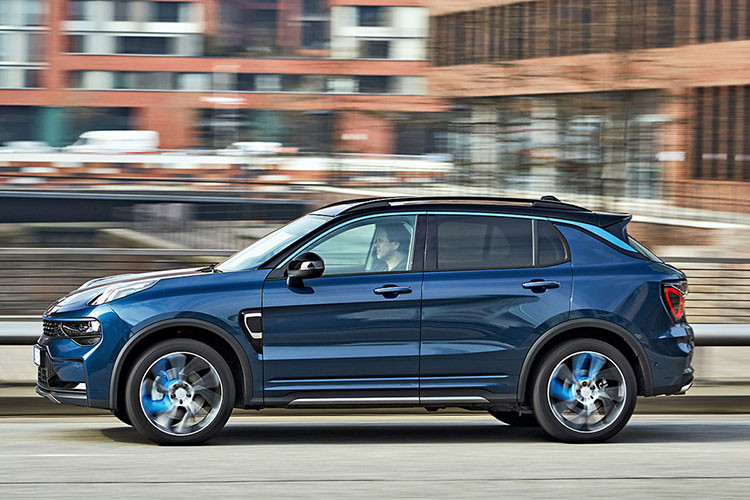 Cuối cùng là hệ truyền động plug-in hybrid cũng dùng máy xăng 1.5L nhưng có công suất tổng cộng 257 mã lực và mô-men xoắn cực đại 425 Nm. Lượng xăng tiêu thụ trung bình của phiên bản plug-in hybrid có tên EM-P là 1,2 lít/100 km. Nhờ cụm pin 17,7 kWh nên xe có thể chạy 70 km mà không cần dùng động cơ xăng. Đối thủ của Lynk &amp; Co 01 tại Việt Nam sẽ là Mazda CX-5, Honda CR-V hay Hyundai Tucson.