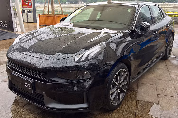 Thứ hai vẫn là động cơ 2.0l nhưng được gia tăng sức mạnh lên 265 mã lực và 380 Nm. Động cơ này đi kèm với hộp số tự động 8 cấp và hệ dẫn động 4 bánh. Thứ hai vẫn là động cơ trên nhưng được gia tăng sức mạnh lên 265 mã lực và 380 Nm. Động cơ này đi kèm với hộp số tự động 8 cấp và hệ dẫn động 4 bánh. Đối thủ của Lynk &amp; Co 03 tại Việt Nam sẽ là Honda Civic, Mazda3 và Toyota Corolla Altis.