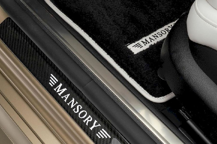 Ở phía sau, hãng độ tới từ Đức trang bị cho chiếc S580 cánh lướt gió và bộ khuếch tán bằng sợi carbon, ống xả mới và logo Mansory. Ngoài ra, xe cũng có bộ mâm mới từ Mansory với kích thước 21inch.