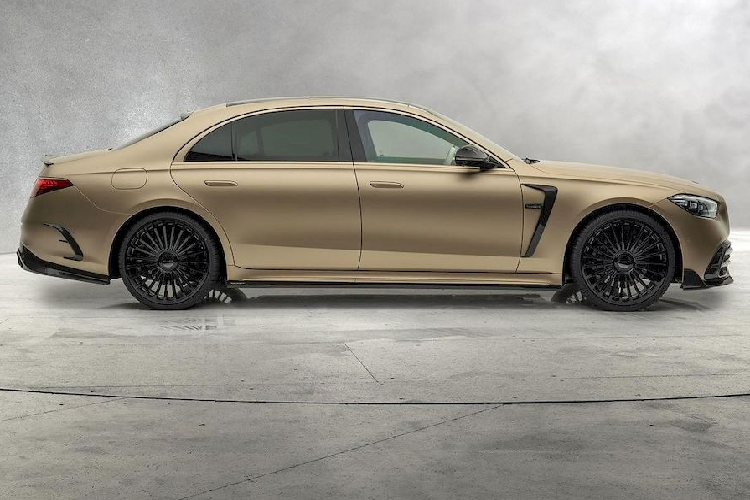 Điểm nhấn của bản độ này là màu ngoại thất Kalahari Gold lạ mắt được cung cấp bởi bộ phận Manufaktur của Mercedes-Benz. Phần mặt trước của xe mang thiết kế thể thao hơn nguyên bản nhờ được trang bị bộ bodykit gồm tấm che khe hút gió bằng sợi carbon và một bộ chia gió mới với các rãnh khí động học.