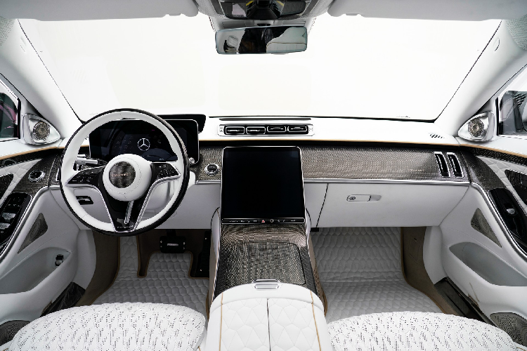 Hãng độ không cung cấp thông tin về không gian nội thất của chiếc Mercedes-Benz S580. Tuy nhiên, một số hình ảnh được đăng tải cho thấy xe có bậc cửa và thảm sàn gắn logo Mansory, cùng với đó là ghế ngồi được bọc da màu trắng, đem lại cảm giác sang trọng.