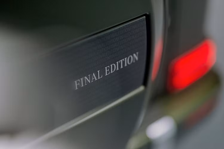 Ngoài ra, hãng Mercedes-Benz còn chuẩn bị đến 500 tùy chọn màu sơn cho mẫu SUV hạng sang phiên bản đặc biệt này. Dù sơn màu nào, xe cũng có dòng chữ "Final Edition" trên tay nắm cửa và vỏ lốp dự phòng. Bên cạnh đó là gương ngoại thất tích hợp đèn chiếu chữ "G" và dòng chữ "Stronger Than Time" xuống mặt đất.