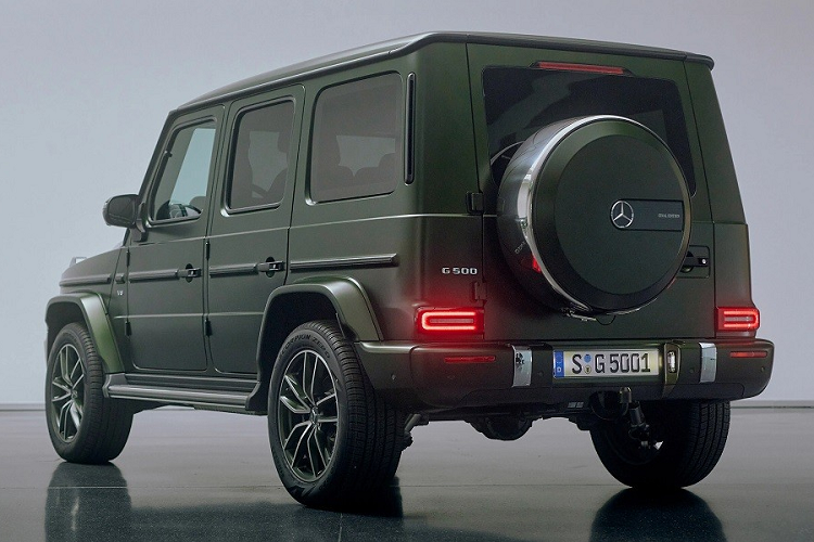 Sau khi những chiếc xe SUV Mercedes-Benz G500 Final Edition bán hết, nếu muốn mua G-Class trang bị động cơ xăng V8, khách hàng chỉ còn 1 lựa chọn là Mercedes-AMG G63. Động cơ V8 của Mercedes-AMG G63 mạnh hơn với công suất tối đa 577 mã lực và mô-men xoắn cực đại 850 Nm.