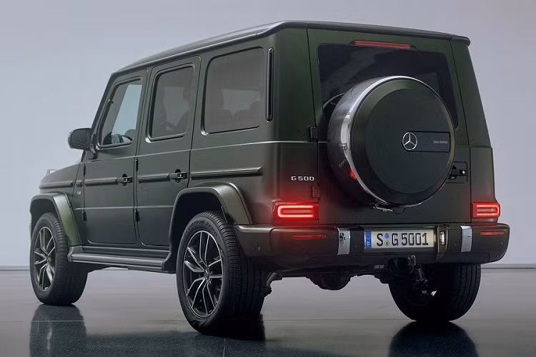 Sau khi những chiếc xe SUV Mercedes-Benz G500 Final Edition bán hết, nếu muốn mua G-Class trang bị động cơ xăng V8, khách hàng chỉ còn 1 lựa chọn là Mercedes-AMG G63. Động cơ V8 của Mercedes-AMG G63 mạnh hơn với công suất tối đa 577 mã lực và mô-men xoắn cực đại 850 Nm.