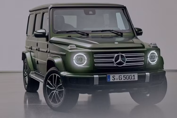 Mercedes-Benz đã chính thức ra mắt phiên bản đặc biệt mới của dòng SUV hạng sang G-Class mang tên G500 Final Edition như một lời tạm biệt dành cho động cơ xăng V8. Phiên bản này được ra đời sau 30 năm thương hiệu ngôi sao 3 cánh trang bị động cơ V8 cho "vua việt dã" G-Class bằng màn trình làng của Mercedes-Benz 500 GE V8 tại Geneva 1993.