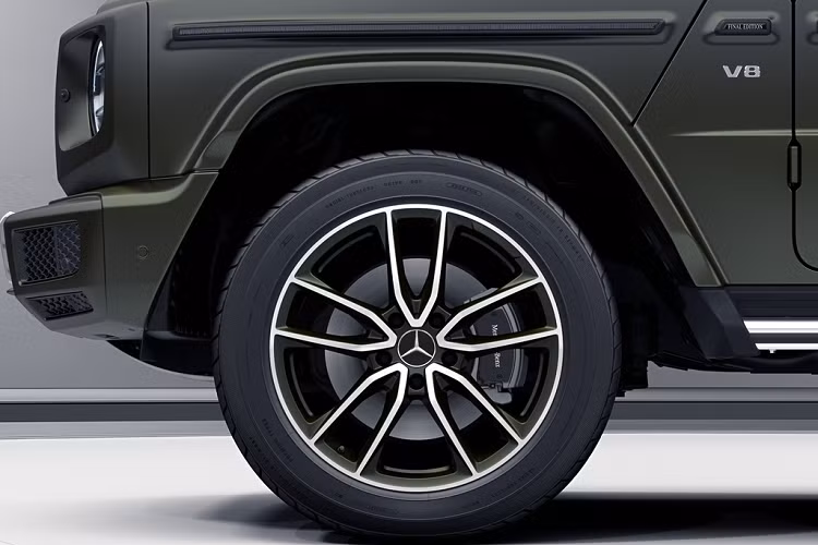 Với những trang bị độc quyền, phiên bản giới hạn này còn đóng vai trò như món quà tạm biệt dành cho động cơ V8 tăng áp kép của G500", ông Emmerich Schiller, Chủ tịch Hội đồng quản trị của Mercedes-Benz G GmbH kiêm Giám đốc bộ phận xe off-road của thương hiệu Đức, phát biểu.