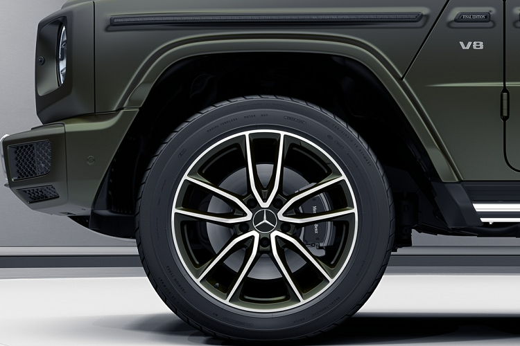 Với những trang bị độc quyền, phiên bản giới hạn này còn đóng vai trò như món quà tạm biệt dành cho động cơ V8 tăng áp kép của G500", ông Emmerich Schiller, Chủ tịch Hội đồng quản trị của Mercedes-Benz G GmbH kiêm Giám đốc bộ phận xe off-road của thương hiệu Đức, phát biểu.