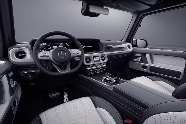 Da nội thất sẽ có màu tương thích với sơn ngoại thất. Theo kế hoạch, Mercedes-Benz G500 Final Edition sẽ bắt đầu được sản xuất vào tháng 9 năm nay cho đến tháng 3/2024 với số lượng đúng 1.500 chiếc. Giá bán của phiên bản đặc biệt này khởi điểm từ 196.350 Euro (khoảng 5,05 tỷ đồng).