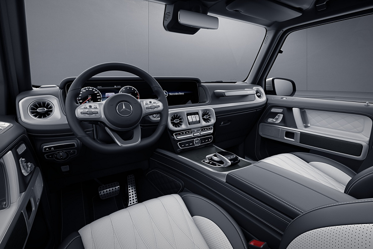 Da nội thất sẽ có màu tương thích với sơn ngoại thất. Theo kế hoạch, Mercedes-Benz G500 Final Edition sẽ bắt đầu được sản xuất vào tháng 9 năm nay cho đến tháng 3/2024 với số lượng đúng 1.500 chiếc. Giá bán của phiên bản đặc biệt này khởi điểm từ 196.350 Euro (khoảng 5,05 tỷ đồng).