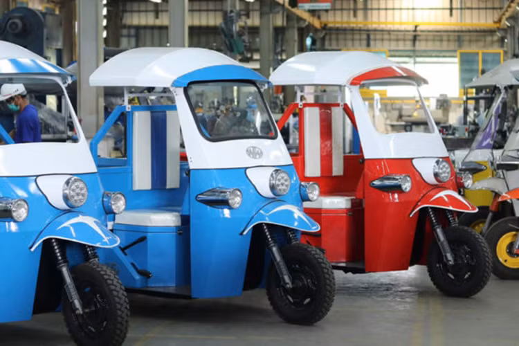 “Xe lam” ve huyen thoai Tuk Tuk co phien ban chay dien o chau Phi