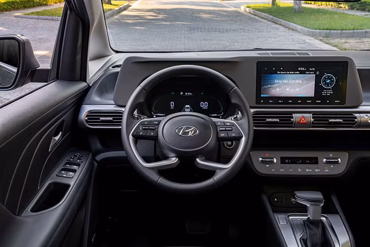 Kể từ khi ra mắt tới nay, Hyundai Stargazer nhận được nhiều chương trình ưu đãi, giảm giá từ cả phía hãng và đại lý. Tuy nhiên, đây là đợt giảm giá cao nhất. Nhiều khả năng các đại lý đang muốn xả nốt lô xe cũ vốn được nhập khẩu nguyên chiếc từ Indonesia để sẵn sàng đón xe mới lắp ráp trong nước.