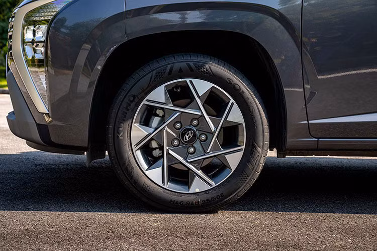 Về động cơ, tất cả các phiên bản của Hyundai Stargazer đều được trang bị động cơ 4 xi-lanh, dung tích 1.5L, sản sinh công suất tối đa 115 mã lực và mô-men xoắn cực đại 144 Nm. Tuy nhiên, xe MPV của Hyundai không có tùy chọn số sàn mà chỉ dùng hộp số biến thiên vô cấp IVT.