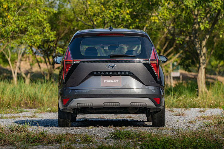 Khi so sánh về công nghệ an toàn, Hyundai Stargazer khá vượt trội so với một số đối thủ nhờ tính năng ga tự động, giới hạn tốc độ, đề nổ từ xa, cảnh báo áp suất lốp và 6 túi khí.