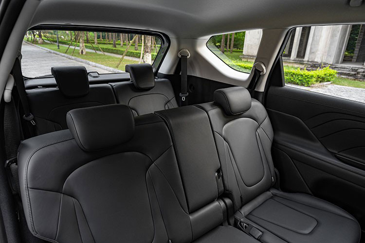 Phiên bản cao cấp sẽ có thêm các trang bị như đèn chiếu sáng LED, điều hòa tự động, dàn âm thanh 8 loa và bảng đồng hồ kỹ thuật số sau vô lăng. Ngoài ra, với phiên bản cao cấp, khách hàng còn có nội thất 6 chỗ với 2 ghế thương gia ở hàng ghế giữa.