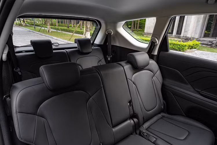 Phiên bản cao cấp sẽ có thêm các trang bị như đèn chiếu sáng LED, điều hòa tự động, dàn âm thanh 8 loa và bảng đồng hồ kỹ thuật số sau vô lăng. Ngoài ra, với phiên bản cao cấp, khách hàng còn có nội thất 6 chỗ với 2 ghế thương gia ở hàng ghế giữa.