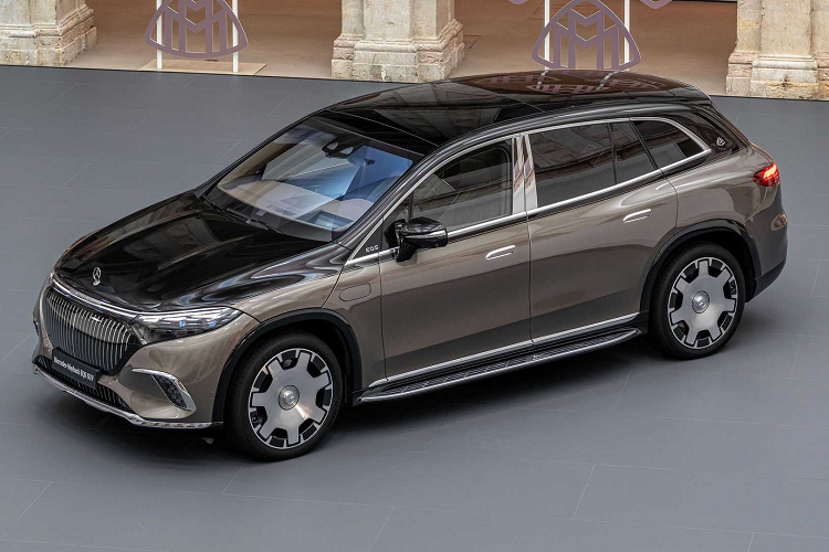 Như các phiên bản Maybach mới nhất, Mercedes-Maybach EQS SUV 2024 xuất hiện với thiết kế phối 2 màu đặc trưng với một đường kẻ tay vẽ mỏng lấy cảm hứng không ít từ chiếc Maybach GLS chạy xăng. Biểu tượng ngôi sao ba cánh của Mercedes được đặt ở vị trí truyền thống trên mui xe, trong khi lưới tản nhiệt kiểu thác nước được trang trí chữ Maybach và biểu tượng của hãng.