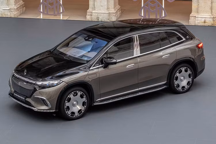 Như các phiên bản Maybach mới nhất, Mercedes-Maybach EQS SUV 2024 xuất hiện với thiết kế phối 2 màu đặc trưng với một đường kẻ tay vẽ mỏng lấy cảm hứng không ít từ chiếc Maybach GLS chạy xăng. Biểu tượng ngôi sao ba cánh của Mercedes được đặt ở vị trí truyền thống trên mui xe, trong khi lưới tản nhiệt kiểu thác nước được trang trí chữ Maybach và biểu tượng của hãng.