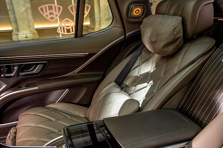 Điều quan trọng hơn với các hành khách trên chiếc Maybach EQS, tất nhiên, sẽ là hệ thống treo khí được điều chỉnh, với một chế độ lái Maybach riêng biệt. Chế độ Maybach sẽ thay thế cho chế độ Comfort, tập trung "toàn diện" và hành khách phía sau.