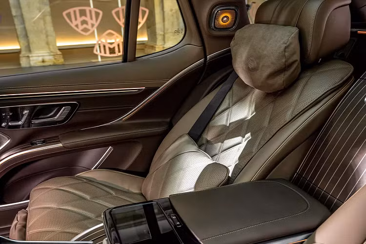 Điều quan trọng hơn với các hành khách trên chiếc Maybach EQS, tất nhiên, sẽ là hệ thống treo khí được điều chỉnh, với một chế độ lái Maybach riêng biệt. Chế độ Maybach sẽ thay thế cho chế độ Comfort, tập trung "toàn diện" và hành khách phía sau.