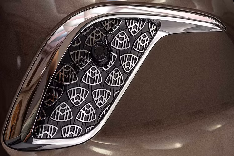 Mercedes-Maybach EQS680 SUV dùng 2 động cơ điện với tổng công suất lên đến 649 mã lực và 850 Nm. Và dù sở hữu công suất cực lớn nhưng vì trọng lượng quá nặng, EQS SUV chỉ có thể tăng tốc từ 0-100 km trong khoảng 4,2-4,6 giây. Tầm hoạt động của xe theo chuẩn WLTP là 600 km (372 dặm) sau một lần sạc đầy