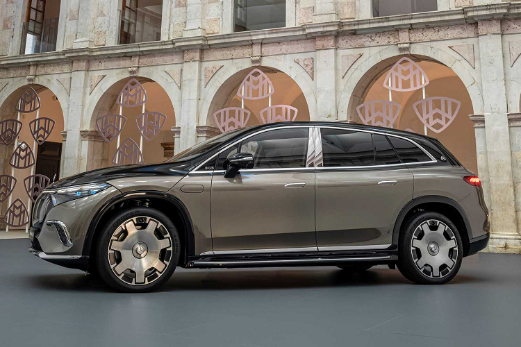 Mercedes không tiết lộ giá bán của Maybach EQS 2024, mẫu xe sẽ được sản xuất cùng với mẫu tiêu chuẩn tại nhà máy Tuscaloosa, Alabama của hãng. Dự kiến giá vào khoảng 200.000 USD. Mercedes-Benz sẽ mở bán mẫu xe đặc biệt này vào cuối năm 2023 hoặc đầu năm 2024.