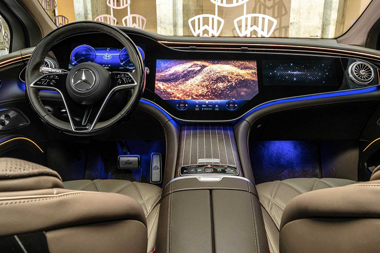 Các lỗ thông gió dưới cùng được trang trí bằng các biểu tượng Maybach nhỏ, lấy cảm hứng từ họa tiết của Louis Vuitton. Xe có hai kiểu mâm: 21 inch tiêu chuẩn và mâm 22 inch tùy chọn. Đáng tiếc là Maybach EQS SUV 2024 chạy điện sẽ không có mâm 23 inch do khoang bánh xe quá nhỏ.