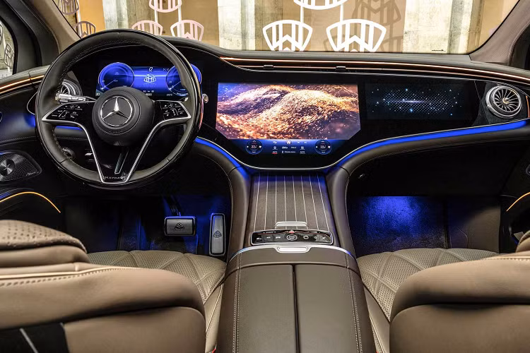 Các lỗ thông gió dưới cùng được trang trí bằng các biểu tượng Maybach nhỏ, lấy cảm hứng từ họa tiết của Louis Vuitton. Xe có hai kiểu mâm: 21 inch tiêu chuẩn và mâm 22 inch tùy chọn. Đáng tiếc là Maybach EQS SUV 2024 chạy điện sẽ không có mâm 23 inch do khoang bánh xe quá nhỏ.