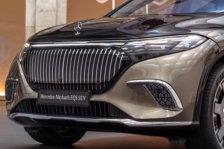 Hơn nữa, trong cabin Mercedes đã bỏ hàng ghế thứ ba và thêm một bức tường ngăn cố định phía sau hai ghế sau để hành khách được ngồi như trên ngai vàng. Hàng ghế thứ 2 này cũng có vô số tiện ích đỉnh cao như ghế làm mát, tính năng massage (có cả massage bắp chân), sưởi ghế (sưởi cả phần vai), bậc để chân, hộc tủ giữa xe để chứa rượu và ly bạc... Hàng ghế sau còn sở hữu 2 màn hình 11,6 inch có thể truy cập vào MBUX.