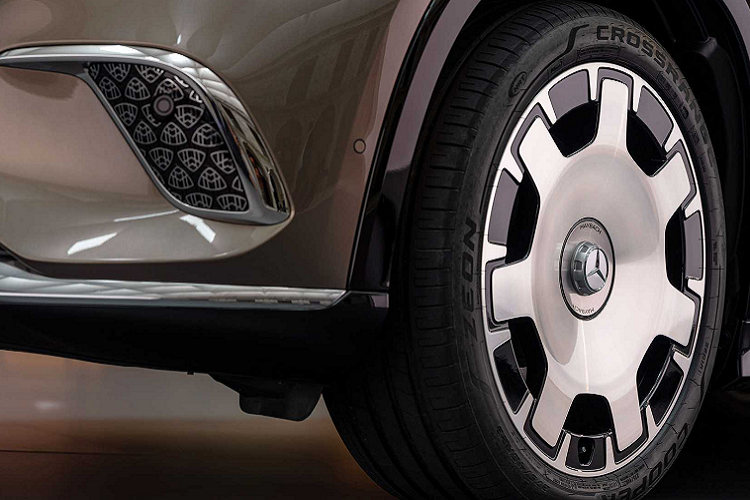 Thêm vào đó là dàn 15 loa Burmester 4D, hệ thống chiếu sáng nội thất 253 LED. Chất liệu ghế tiêu chuẩn trên Maybach EQS SUV là da Nappa. Các phần trang trí gỗ trên xe là loại gỗ đỏ sồi và gỗ óc chó. Các mẫu xe điện EQS của Mercedes có sẵn trên thị trường có nhiều cấu hình khác nhau. EQS450 với công suất 355 mã lực, EQS 450 4Matic có cùng công suất nhưng mô-men xoắn lớn hơn, EQS580 với công suất 536 mã lực.