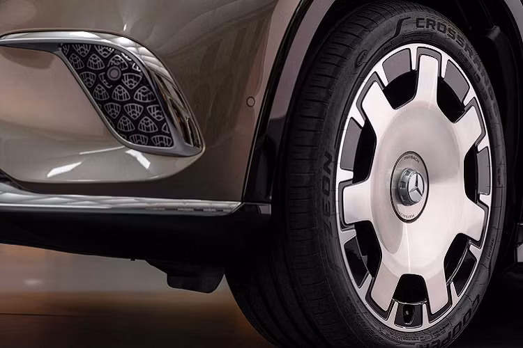 Thêm vào đó là dàn 15 loa Burmester 4D, hệ thống chiếu sáng nội thất 253 LED. Chất liệu ghế tiêu chuẩn trên Maybach EQS SUV là da Nappa. Các phần trang trí gỗ trên xe là loại gỗ đỏ sồi và gỗ óc chó. Các mẫu xe điện EQS của Mercedes có sẵn trên thị trường có nhiều cấu hình khác nhau. EQS450 với công suất 355 mã lực, EQS 450 4Matic có cùng công suất nhưng mô-men xoắn lớn hơn, EQS580 với công suất 536 mã lực.