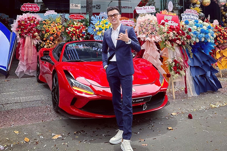 Tuy nhiên, vào ngày hôm qua 8/6, Phan Công Khanh đã có màn trở lại đầy bất ngờ, xoá tan mọi ồn ào về việc đóng cửa showroom siêu xe đình đám trước đó. Cụ thể, anh vừa khai trương showroom mới có tên là “K-Super”, tên cũ là “K-Supper”. Theo đó, showroom mới này vẫn chính là “K-Supper”, nhưng đã được đổi tên và nâng cấp lại cửa hàng.