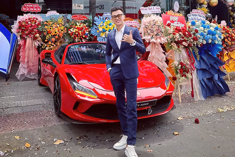 Tuy nhiên, vào ngày hôm qua 8/6, Phan Công Khanh đã có màn trở lại đầy bất ngờ, xoá tan mọi ồn ào về việc đóng cửa showroom siêu xe đình đám trước đó. Cụ thể, anh vừa khai trương showroom mới có tên là “K-Super”, tên cũ là “K-Supper”. Theo đó, showroom mới này vẫn chính là “K-Supper”, nhưng đã được đổi tên và nâng cấp lại cửa hàng.