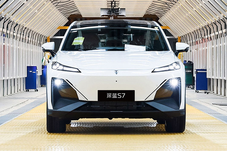 Tiếp đến là bản hybrid có một động cơ điện cho công suất 238 mã lực và động cơ ICE 4 xi-lanh, hút khí tự nhiên, dung tích 1,5 lít cho công suất 95 mã lực, chỉ cung cấp năng lượng cho pin. Cuối cùng là phiên bản pin nhiên liệu hydro có công suất tối đa 235 mã lực.