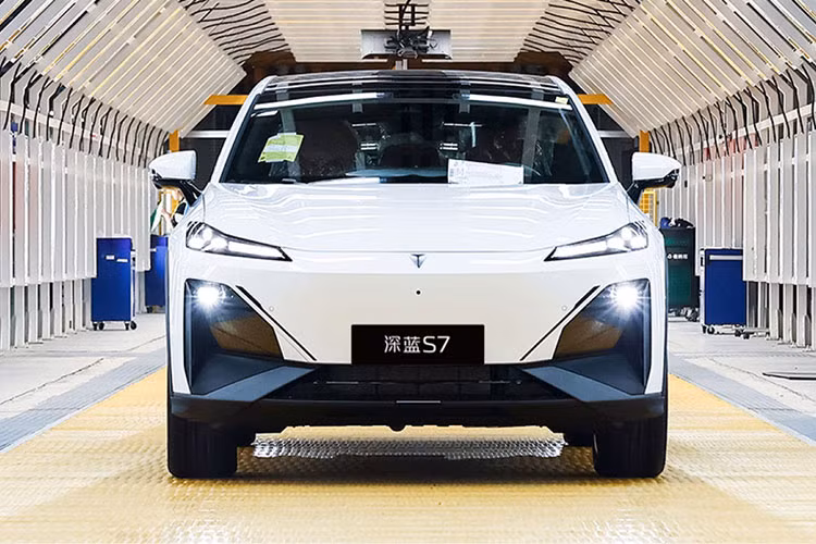 Tiếp đến là bản hybrid có một động cơ điện cho công suất 238 mã lực và động cơ ICE 4 xi-lanh, hút khí tự nhiên, dung tích 1,5 lít cho công suất 95 mã lực, chỉ cung cấp năng lượng cho pin. Cuối cùng là phiên bản pin nhiên liệu hydro có công suất tối đa 235 mã lực.