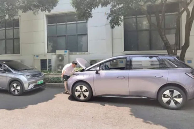 Ở bên trái màn hình chính của Baojun Yunduo tại Trung Quốc, chúng ta có thể thấy bảng điều khiển LCD. Đối với đường hầm trung tâm, nó có cách bố trí giá đỡ cốc kỳ lạ. Bên dưới đường hầm, chúng ta có thể nhận thấy một ngăn rộng rãi với một số cổng USB.