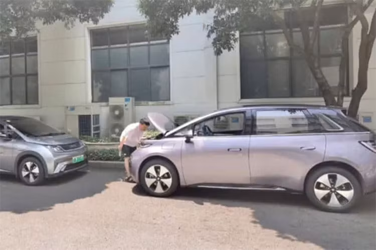 Ở bên trái màn hình chính của Baojun Yunduo tại Trung Quốc, chúng ta có thể thấy bảng điều khiển LCD. Đối với đường hầm trung tâm, nó có cách bố trí giá đỡ cốc kỳ lạ. Bên dưới đường hầm, chúng ta có thể nhận thấy một ngăn rộng rãi với một số cổng USB.