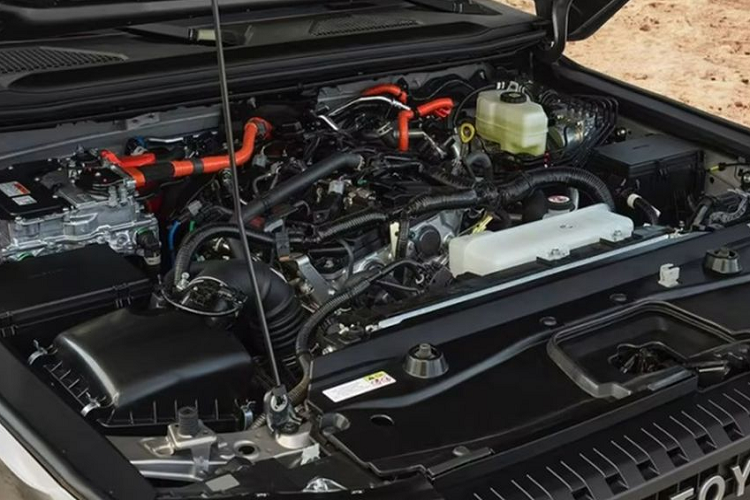 Trước mắt, mẫu xe SUV Toyota Land Cruiser Prado 2024 được phân phối ở khu vực Bắc Mỹ với chỉ một tùy chọn động cơ 2.4L I-4 hybrid kể trên. Còn tại các thị trường quốc tế, mẫu SUV việt dã này có khá phong phú các tùy chọn trang bị vận hành.