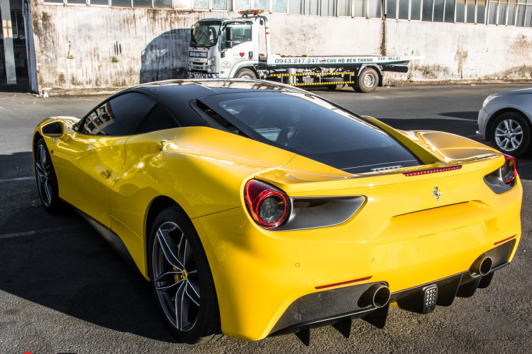 Hiện tại, số lượng siêu xe Ferrari 488 GTB tại Việt Nam khoảng 13 chiếc, ngoài ra còn có 3 xe mui trần, 3 xe thuộc bản hiệu suất cao là Pista (1 chiếc) và Pista Spider (2 xe). Dòng xe Ferrari 488 đã bị khai tử và nhường dâyy chuyền lắp ráp lại cho bản mới là Ferrari F8 chỉ mới có 2 bản ra mắt là Coupe mang tên gọi Tributo và mui trần là Spider.