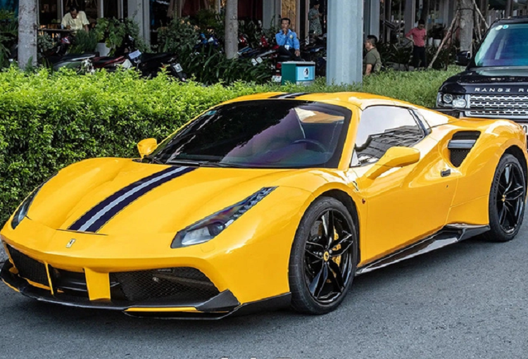 Chủ nhân của xe sẽ trải nghiệm siêu ngựa này thông qua hộp số 7 cấp, có lẫy chuyển số sau vô-lăng theo kiểu xe đua F1, mẫu siêu xe Ferrari 488 GTB chỉ mất khoảng thời gian 3 giây để tăng tốc lên 100 km/h từ vị trí xuất phát trước khi đạt vận tốc tối đa 330 km/h.