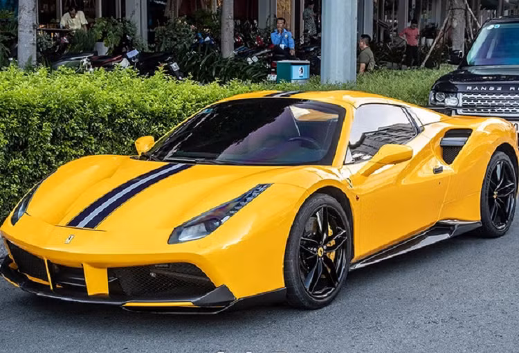 Chủ nhân của xe sẽ trải nghiệm siêu ngựa này thông qua hộp số 7 cấp, có lẫy chuyển số sau vô-lăng theo kiểu xe đua F1, mẫu siêu xe Ferrari 488 GTB chỉ mất khoảng thời gian 3 giây để tăng tốc lên 100 km/h từ vị trí xuất phát trước khi đạt vận tốc tối đa 330 km/h.